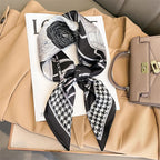 Foulard in seta a quadri con charm