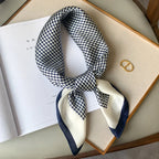 Foulard in seta a quadri con charm
