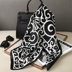 Foulard in seta a quadri con charm