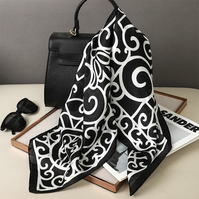 Foulard in seta a quadri con charm