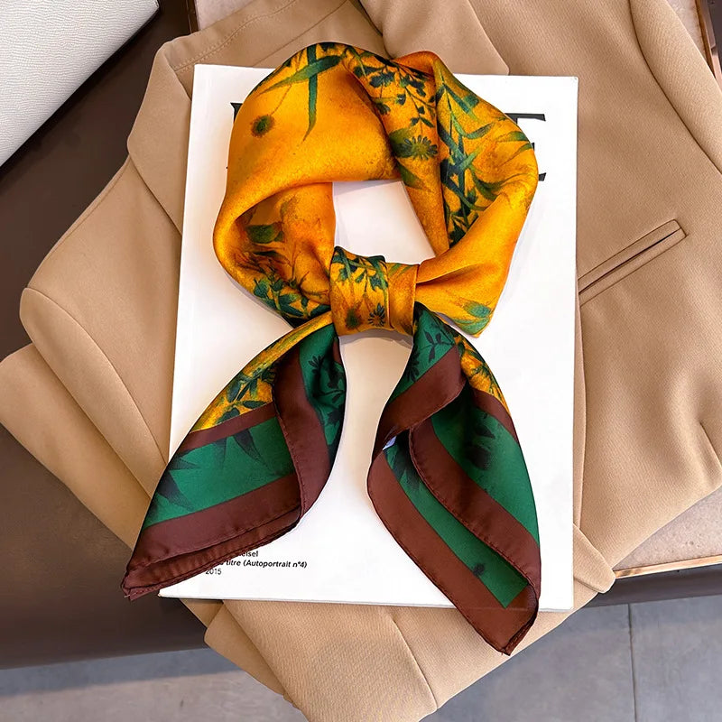 Foulard in seta a quadri con charm