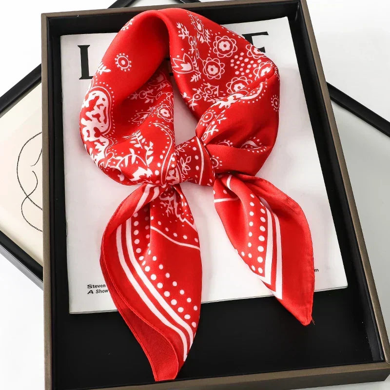 Foulard in seta a quadri con charm
