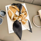 Foulard in seta a quadri con charm