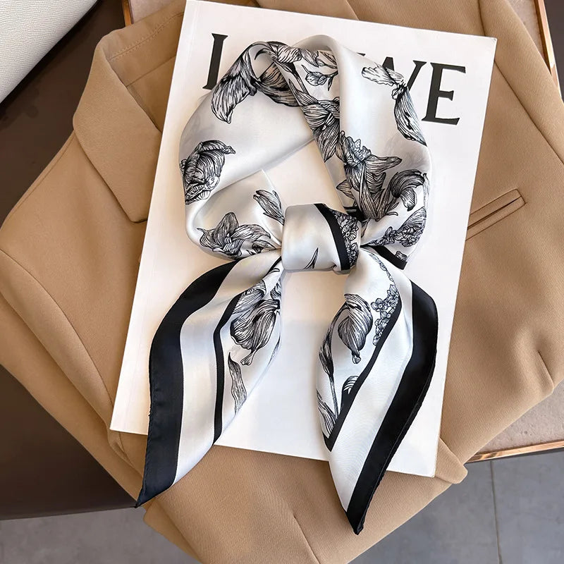 Foulard in seta a quadri con charm