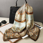 Foulard in seta a quadri con charm