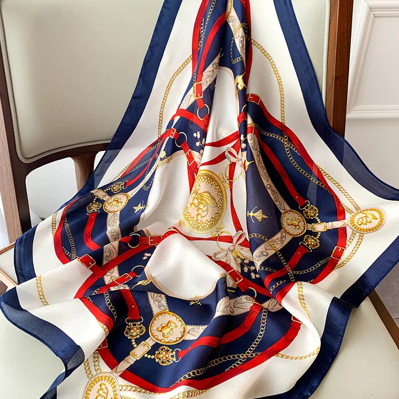 Foulard in seta a quadri con charm