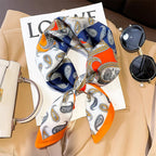 Foulard in seta a quadri con charm