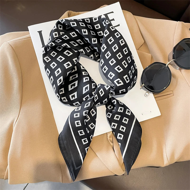 Foulard in seta a quadri con charm
