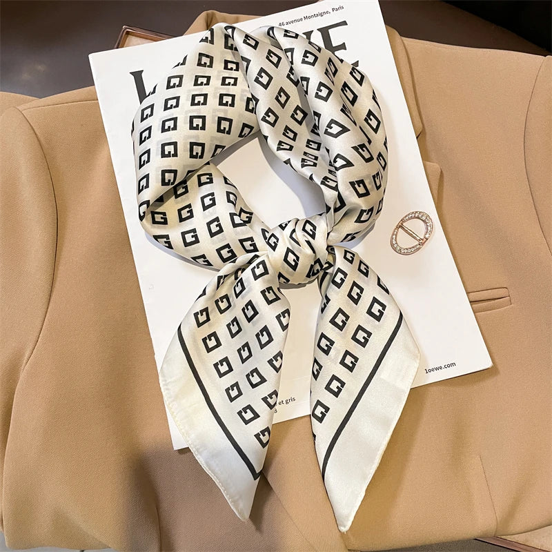 Foulard in seta a quadri con charm