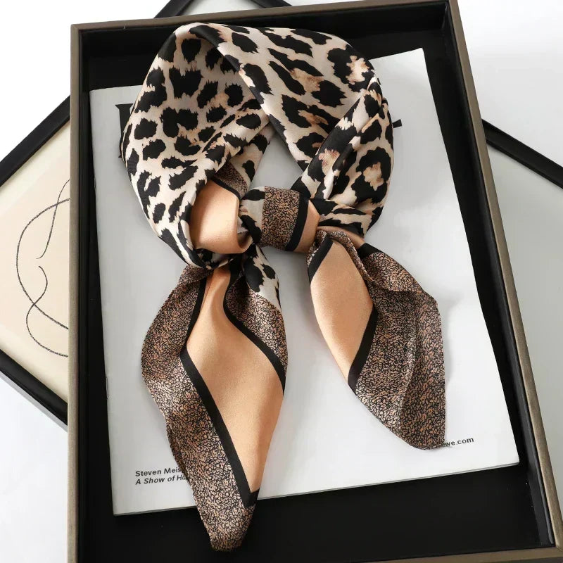 Foulard in seta a quadri con charm