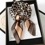 Foulard in seta a quadri con charm