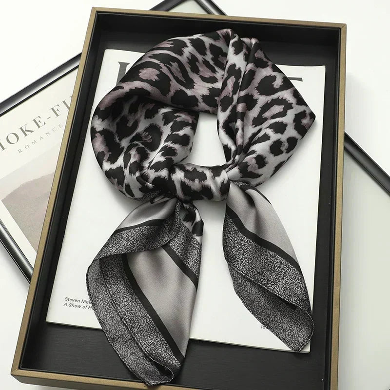 Foulard in seta a quadri con charm