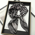 Foulard in seta a quadri con charm