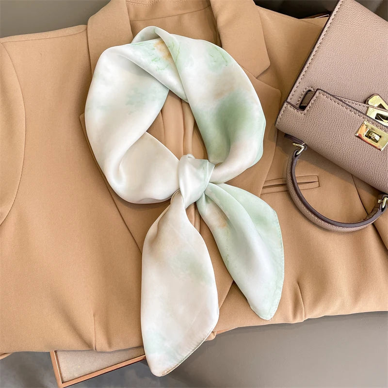 Foulard in seta a quadri con charm