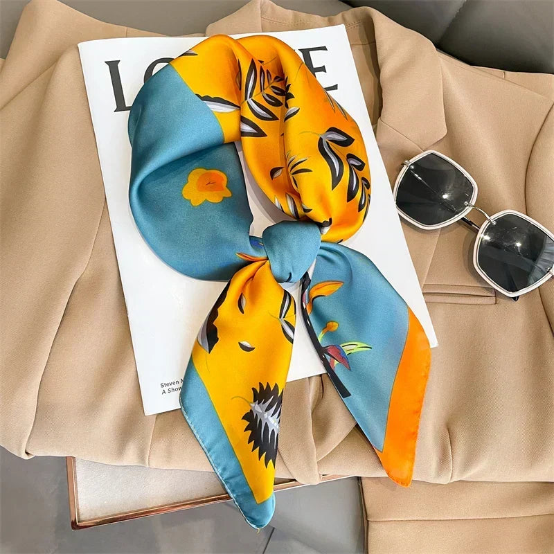 Foulard in seta a quadri con charm
