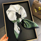 Foulard in seta a quadri con charm