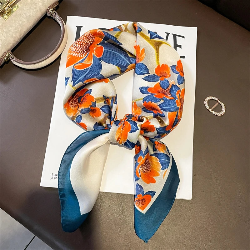 Foulard in seta a quadri con charm