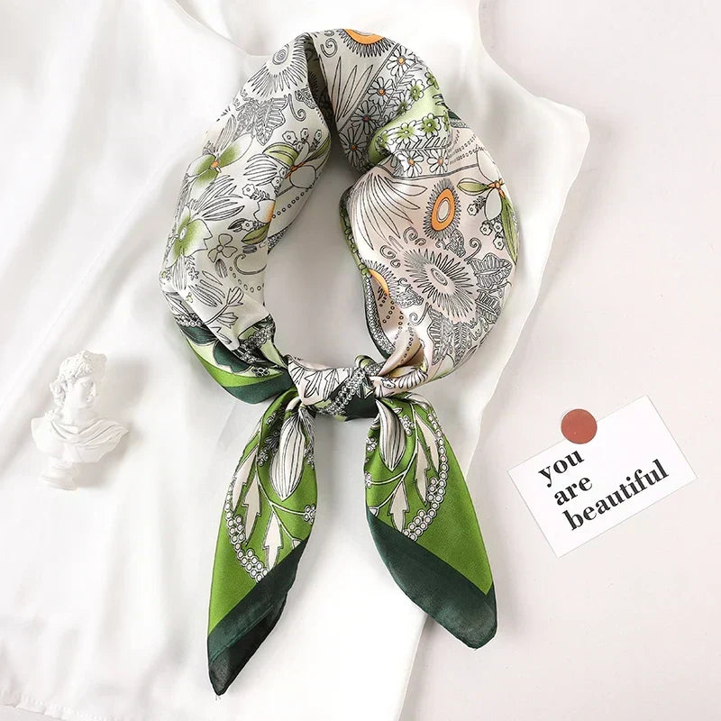 Foulard in seta a quadri con charm