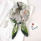 Foulard in seta a quadri con charm