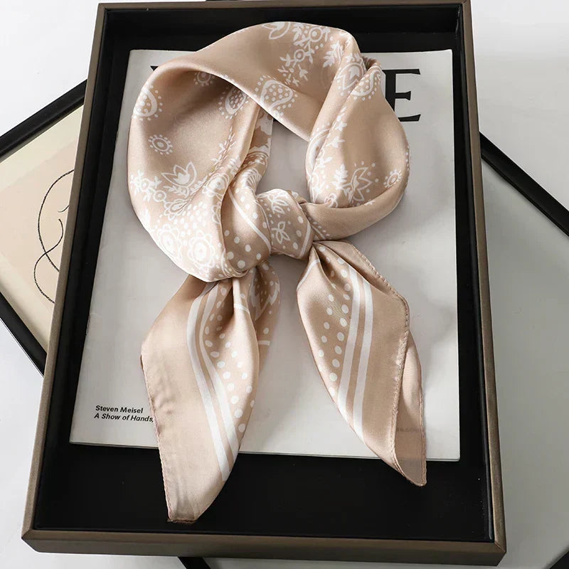 Foulard in seta a quadri con charm