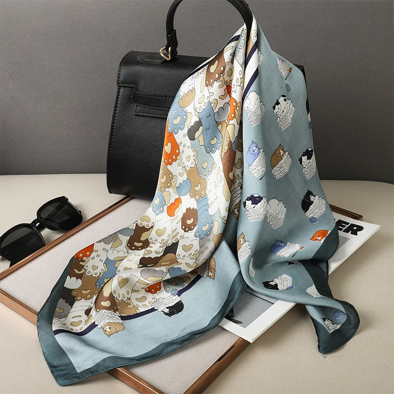 Foulard in seta a quadri con charm