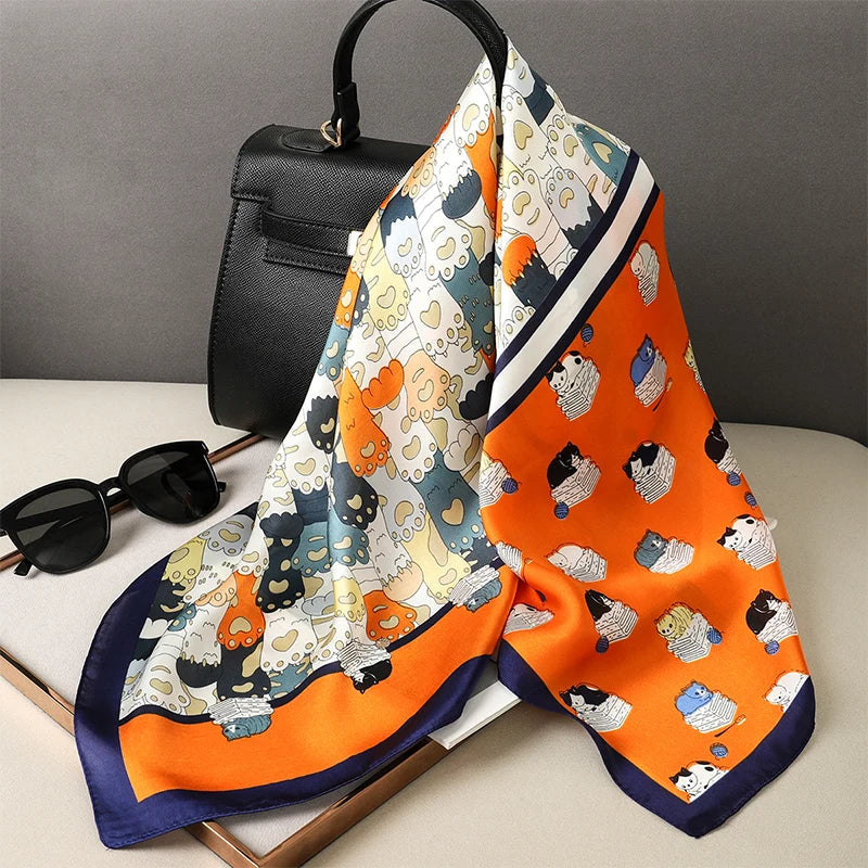 Foulard in seta a quadri con charm