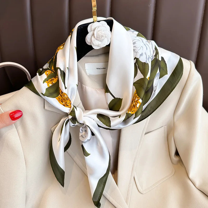 Foulard in seta a quadri con charm
