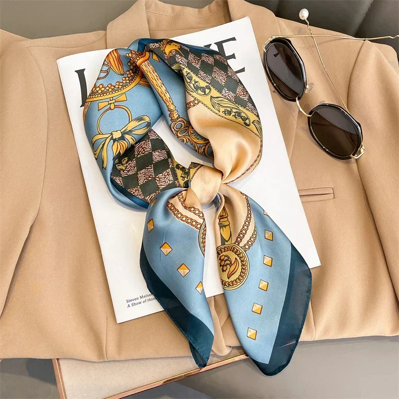 Foulard in seta a quadri con charm