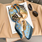 Foulard in seta a quadri con charm