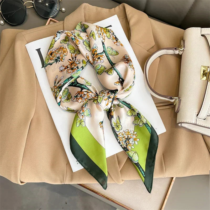 Foulard in seta a quadri con charm