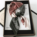 Foulard in seta a quadri con charm