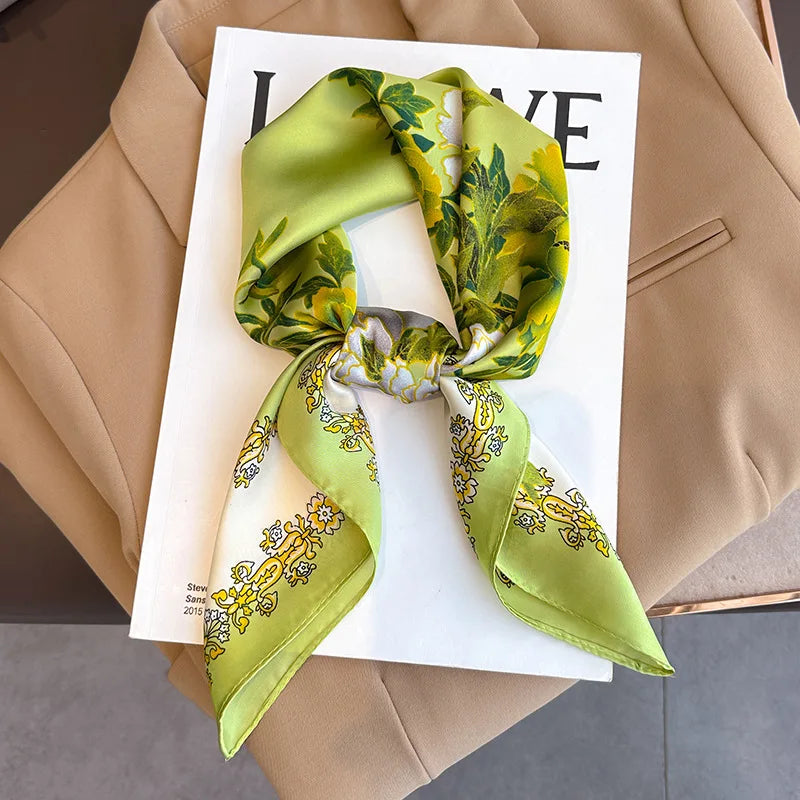 Foulard in seta a quadri con charm