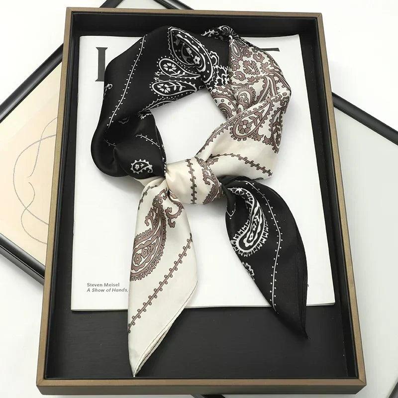 Foulard in seta a quadri con charm