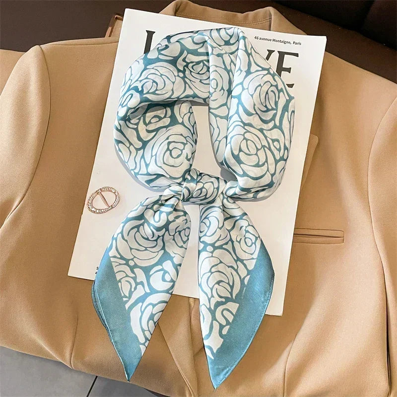 Foulard in seta a quadri con charm