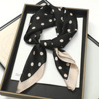 Foulard in seta a quadri con charm
