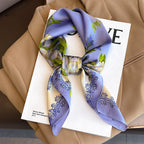 Foulard in seta a quadri con charm