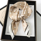 Foulard in seta a quadri con charm