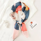 Foulard in seta a quadri con charm