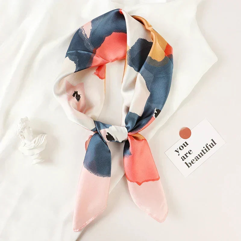 Foulard in seta a quadri con charm
