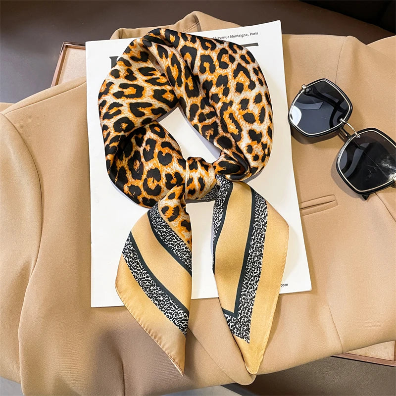 Foulard in seta a quadri con charm
