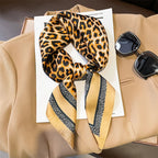 Foulard in seta a quadri con charm