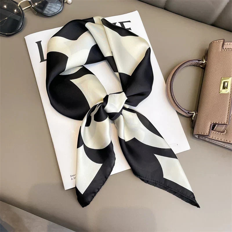 Foulard in seta a quadri con charm
