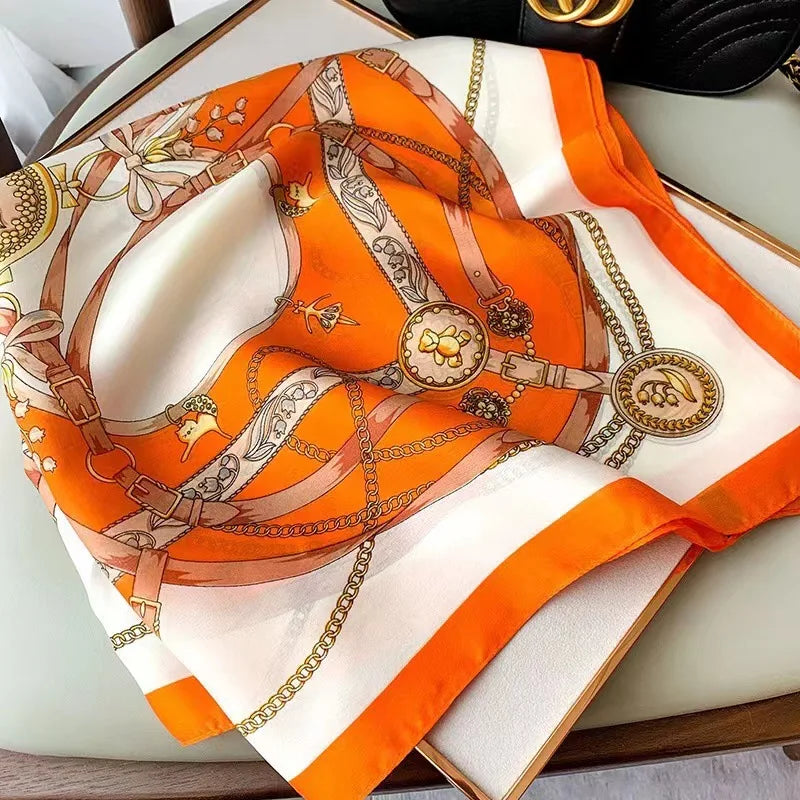 Foulard in seta a quadri con charm