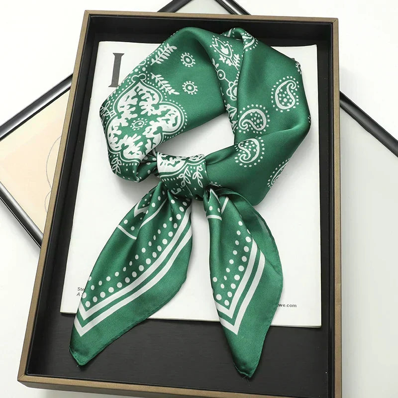 Foulard in seta a quadri con charm