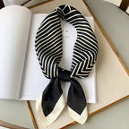 Foulard in seta a quadri con charm