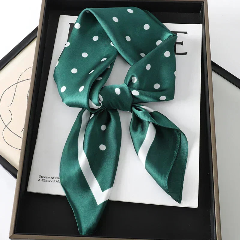 Foulard in seta a quadri con charm