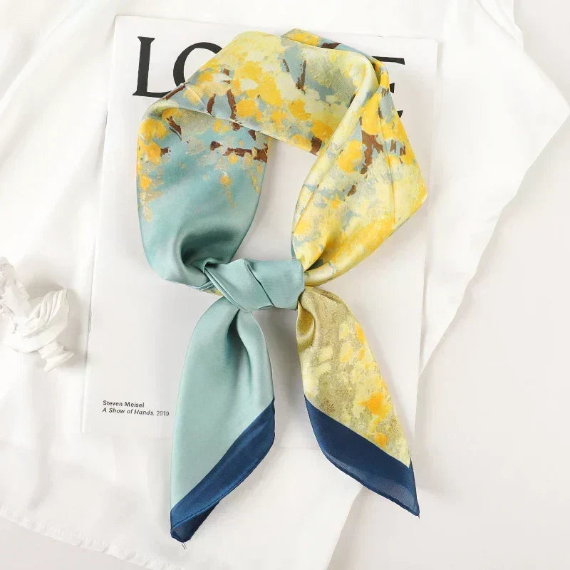 Foulard in seta a quadri con charm