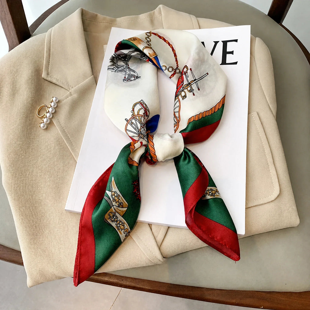Foulard in seta a quadri con charm