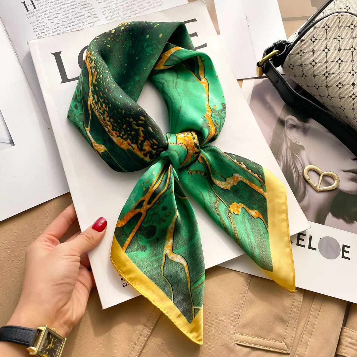 Foulard in seta a quadri con charm
