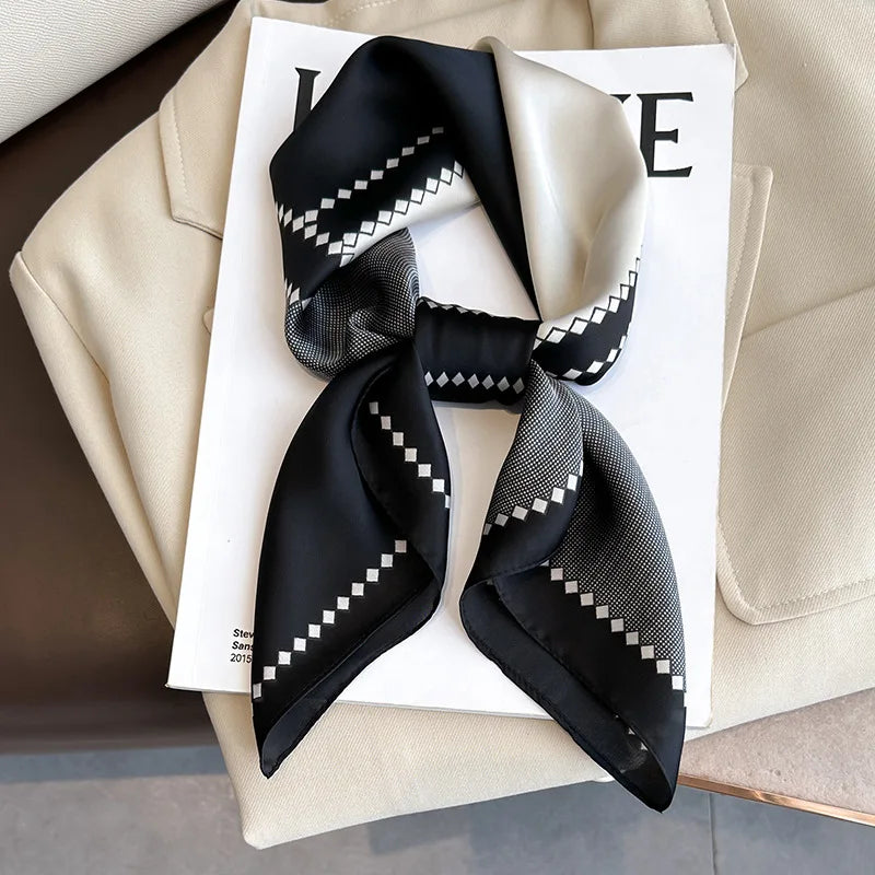 Foulard in seta a quadri con charm